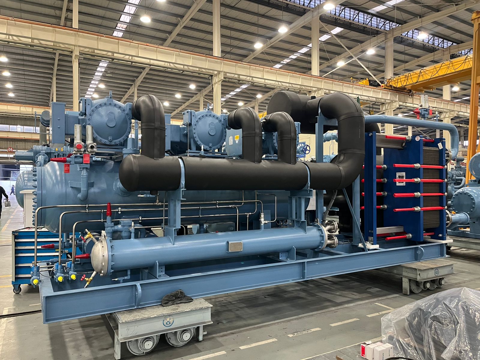 SRS Semi-hermetic Screw Low-Charge Ammonia Chiller - Bakker Bulbs